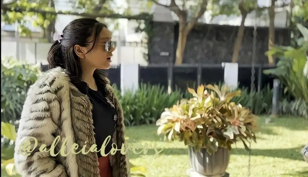 Perempuan berusia 18 tahun ini mewarisi kecantikan ibunya dan karismatiknya sosok Ariel Noah. Karismanya terpancar saat ia tampil mengenakan kacamata. Gaya kecenya pakai kacamata ini tuai atensi. (Liputan6.com/IG/alleialovers)