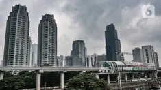 Pekerja menyelesaikan pembangunan stasiun Light Rail Transit (LRT) Dukuh Atas, Jakarta, Rabu (17/2/2021). Data per Januari 2021, pengerjaan prasarana LRT Jabodebek Tahap I telah mencapai 80,7 persen sehingga target beroperasi pada pertengahan 2022 akan tercapai. (merdeka.com/Iqbal S Nugroho)