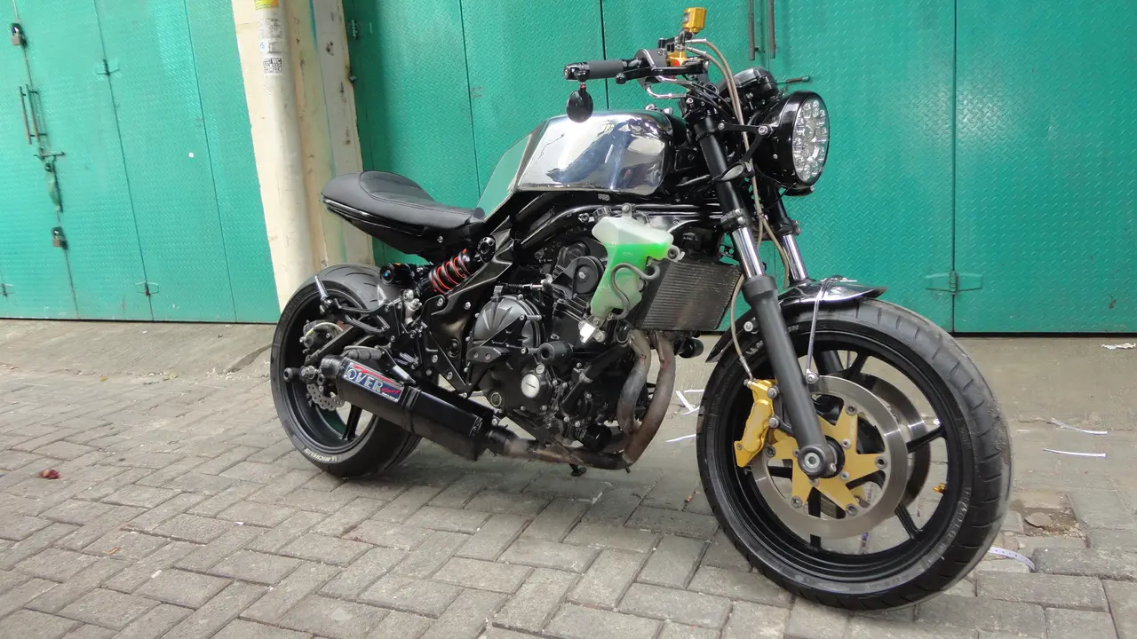Begini Jadinya Kalau Kawasaki ER-6 Disulap Jadi Cafe Racer