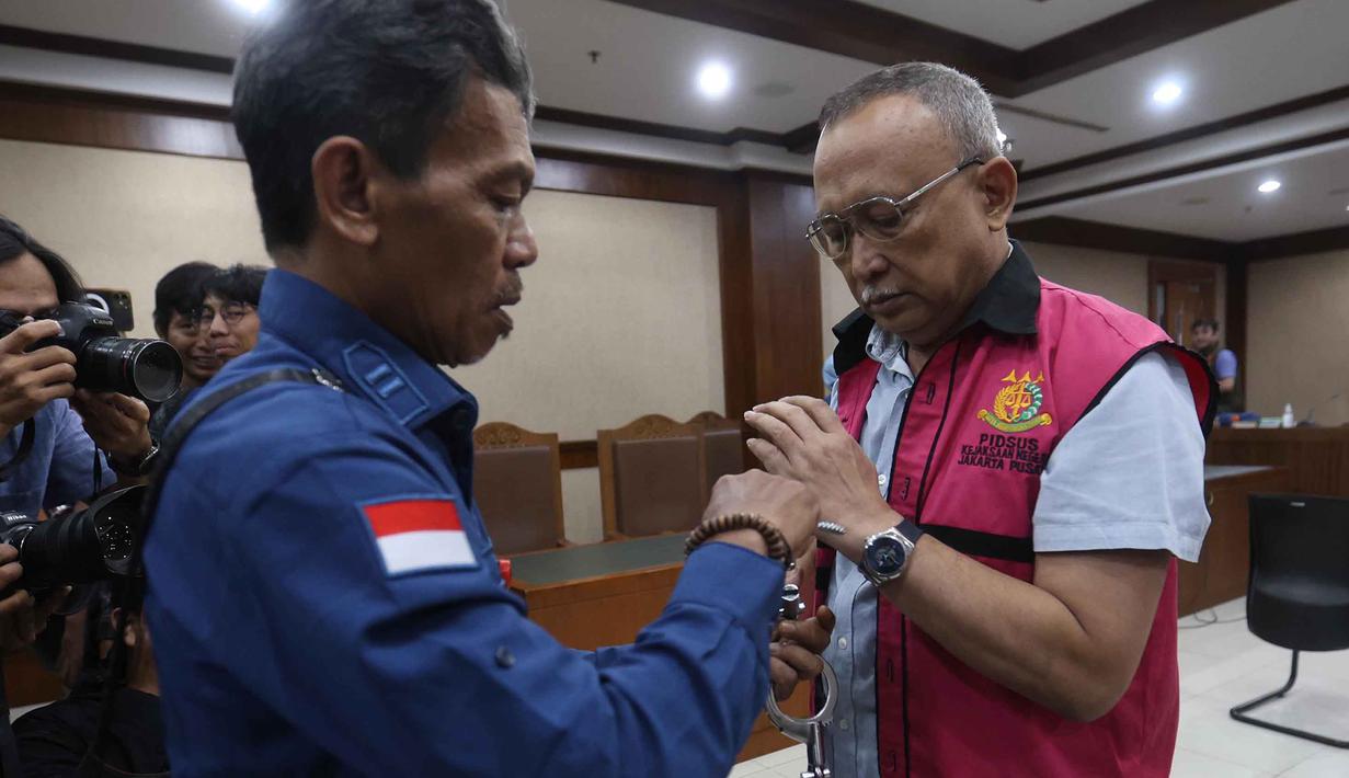 Terdakwa kasus dugaan korupsi tata kelola minyak mentah, Hanung Budya Yuktyanta (kanan) usai mengikuti sidang pembacaan tuntutan di Pengadilan Tindak Pidana Korusi (Tipikor), Jakarta, Kamis (23/4/2026). (Kapanlagi.com/Budy Santoso)