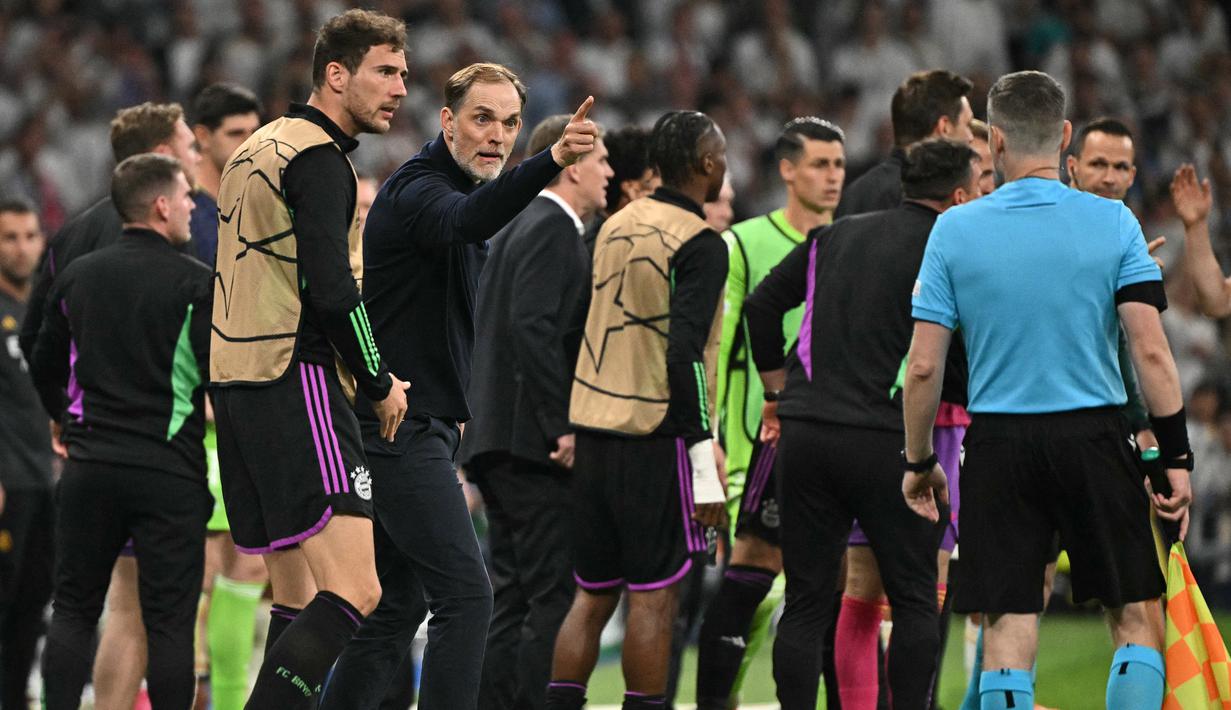Pelatih kepala Bayern Munchen, Thomas Tuchel bersitegang dengan hakim garis setelah laga leg kedua semifinal Liga Champions 2023/2024 melawan Real Madrid di Santiago Bernabeu, Madrid, Spanyol, Kamis (09/05/2024) WIB. (AFP/Javier Soriano)