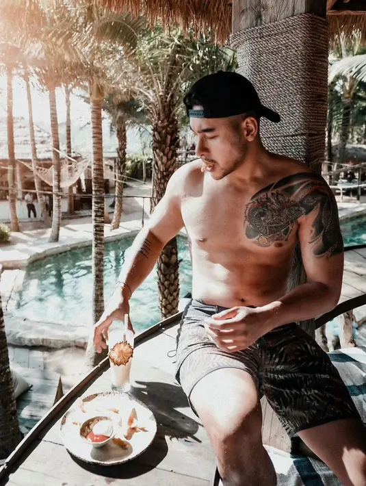 Krisjiana Baharudina juga kerap tampil shirtless dan menunjukkan tato yang terlukis di tubunya. (FOTO: instagram.com/krisjianabah/)