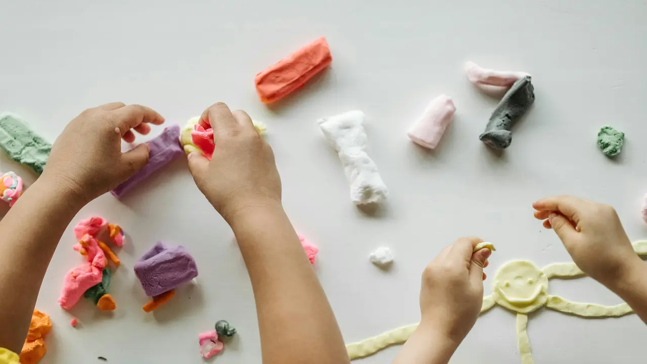 Sering Dilarang karena Berantakan? Ternyata Bermain Tekstur Punya Peran Penting Bagi Stimulasi Saraf Otak Anak