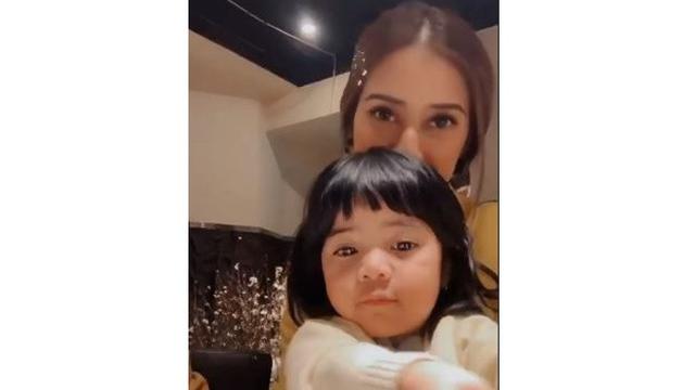 6 Momen Manis Liburan Fita Anggriani di Jepang, Rayakan Ultah Suami