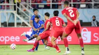 Pemain Arema FC, Salim Tuharea (kiri) melepaskan tendangan saat menghadapi Borneo FC pada laga final Piala Presiden 2024 di Stadion Manahan, Solo, Minggu (4/8/2024). (Bola.com/Bagaskara Lazuardi)
