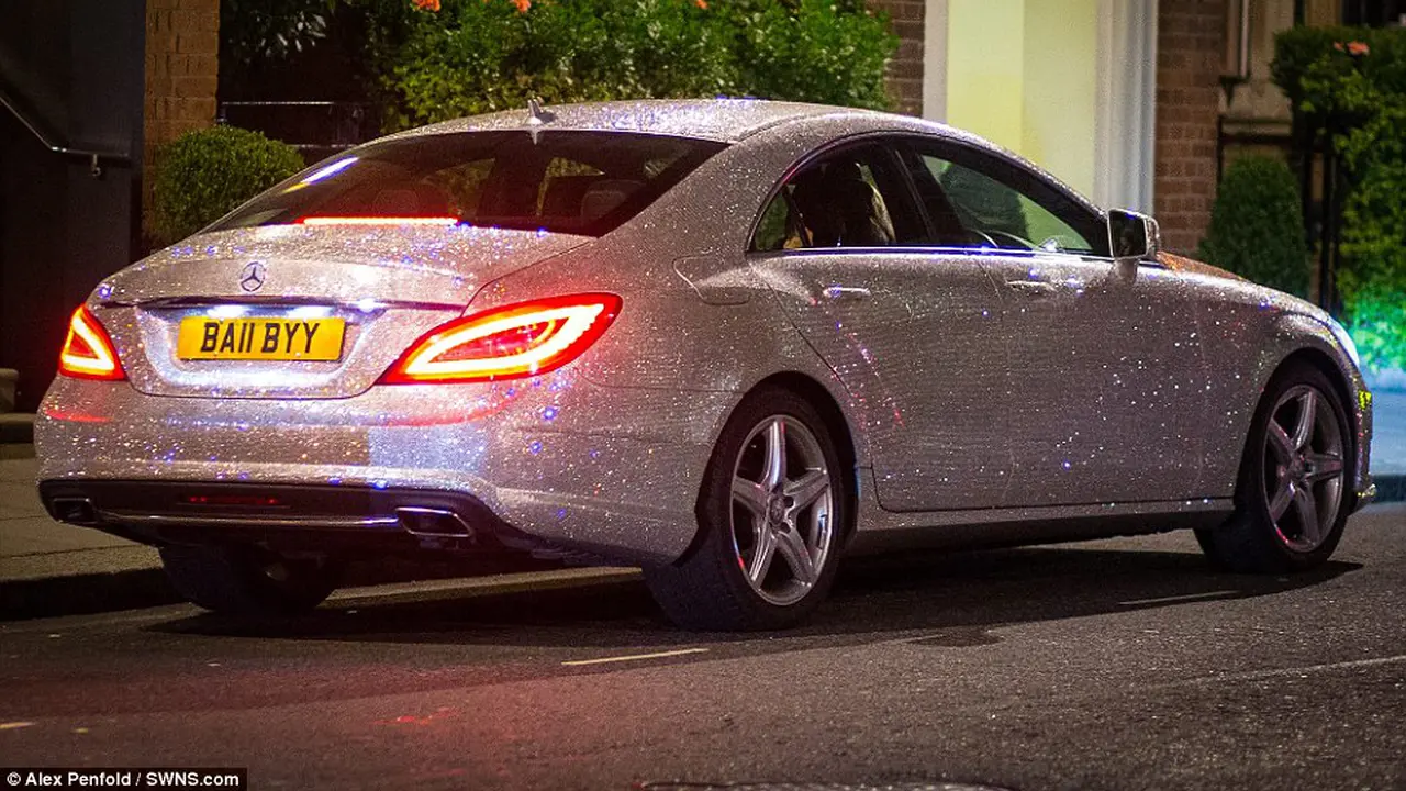 Ribuan Berlian Swarovski Percantik Mobil Ini