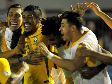 Gelandang Brazil, Paulinho, melakukan selebrasi usai mencetak gol ke gawang Uruguay pada laga lanjutan Kualifikasi Piala Dunia 2018 di Stadion Centenario, Uruguay, Kamis (23/03/2017). Tim Samba menang dengan skor 4-1. (AFP/ Dante Fernandes)