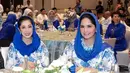 Keduanya bahkan kompak mengenakan aksesori senada. Dari kalung hingga anting-anting mutiara. [@annisayudhoyono]