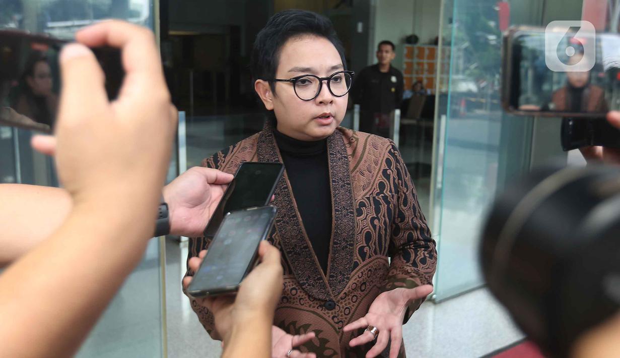 Sebagai informasi, kasus ini berkaitan dengan dugaan pemerasan untuk Tunjangan Hari Raya (THR) Forum Koordinasi Pimpinan Daerah (Forkopimda) Kabupaten Cilacap tahun anggaran 2025–2026. Tampak dalam foto, Pelaksana Tugas (Plt) Bupati Cilacap, Jawa Tengah, Ammy Amalia Fatma Surya, usai menjalani pemeriksaan tim penyidik Komisi Pemberantasan Korupsi (KPK) di Gedung Merah Putih, Jakarta, Selasa (5/5/2026). (Liputan6.com/Helmi Fithriansyah)