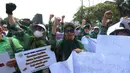 Para guru madrasah juga mendesak pembenahan sistem pembayaran tunjangan agar dilakukan rutin setiap bulan, serta desakan penerbitan Instruksi Presiden khusus sebagai payung hukum penyelenggaraan dan peningkatan kesejahteraan pendidikan madrasah swasta. Tampak dalam foto, para guru madrasah swasta dari berbagai daerah di Indonesia saat melakukan aksi unjuk rasa di depan Gedung MPR/DPR/DPD RI, Jakarta, Rabu (11/2/2026). (Kapanlagi.com/Budy Santoso)