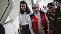 Terdakwa kasus dugaan penyebaran berita bohong atau hoaks Ratna Sarumpaet didampingi Atiqah Hasiholan tiba untuk menjalani sidang lanjutan di PN Jakarta Selatan, Selasa (7/5/2019). Sidang kali ini menghadirkan saksi meringankan dari pihak terdakwa. (Liputan6.com/Faizal Fanani)