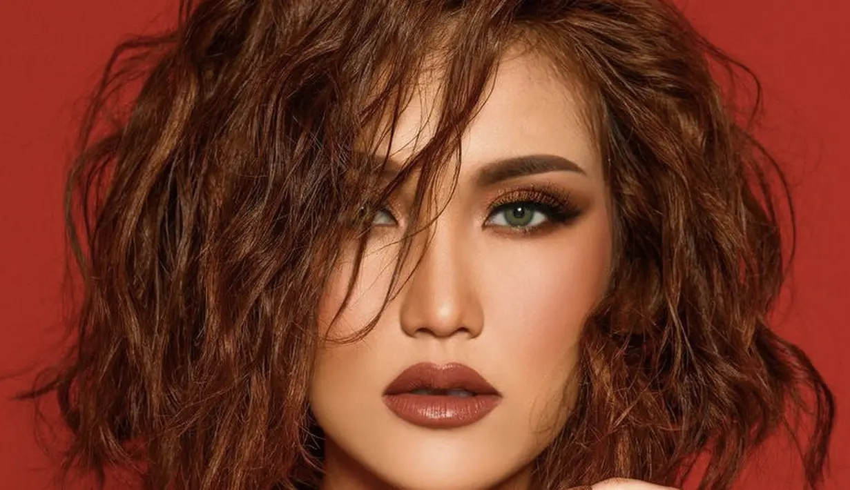 Lipstik warna cokelat seperti Ayu Ting Ting juga bisa menjadi rekomendasi. Riasan mata bold sangat cocok digunakan dengan warna lipstik kecokelatan. Dok. Instagram @ayutingting92