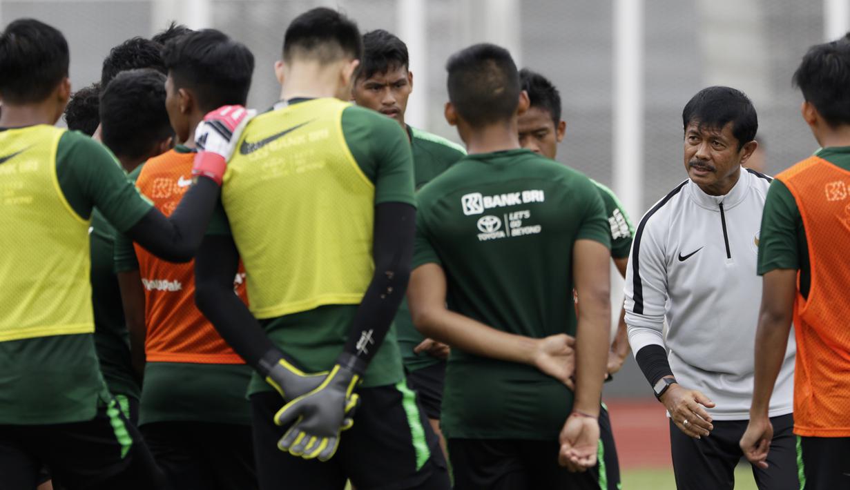 Pelatih Timnas Indonesia U-22, Indra Sjafri, memberikan arahan kepada pemainnya saat latihan di Stadion Madya Senayan, Jakarta, Selasa (29/1). Latihan ini merupakan persiapan jelang Piala AFF U-22. (Bola.com/Yoppy Renato)