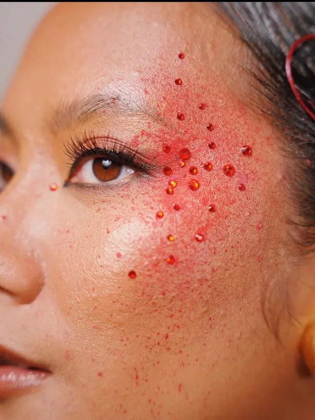 Potret Detail Makeup Dramatis Tara Basro dengan Percikan Darah di Gala Premiere Pengabdi Setan 2