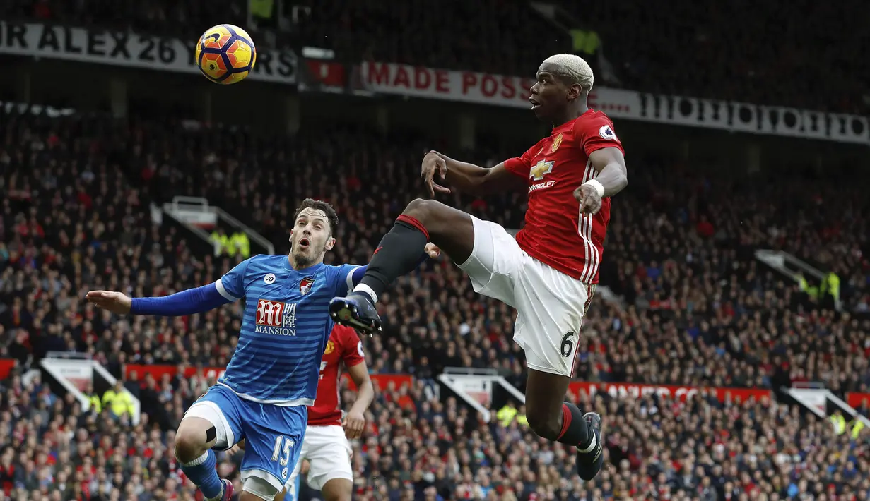 Aksi pemain Manchester United, Paul Pogba mencoba merebut bola dari pemain AFC Bournemouth, Adam Smith (kiri) pada lanjutan Premier League pekan ke-27 di Old Trafford, Manchester, (4/3/2017). MU diatahan imbang 1-1. (Martin Rickett/PA via AP)