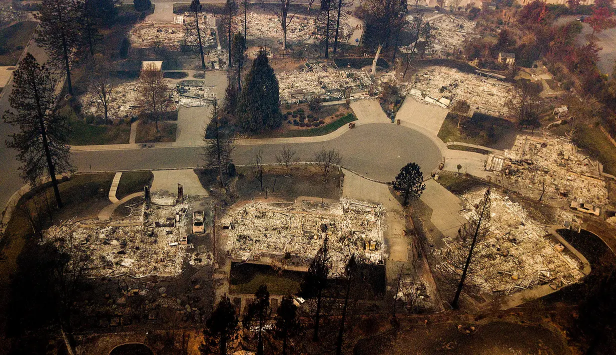 Permukiman rata dengan tanah usai kebakaran melanda Kota Paradise, California, AS, Kamis (15/11). Departemen Kehutanan dan Perlindungan Kebakaran California mengatakan api telah menghancurkan 40 persen Kota Paradise. (AP Photo/Noah Berger)
