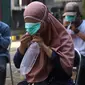 Warga meniupkan kantong saat menjalani tes deteksi COVID-19 dengan metode GeNose C19 usai terjaring razia penggunaan masker di Kelurahan Sudimara Barat, Kota Tangerang, Kamis (27/5/2021). Tes tersebut untuk menekan penyebaran corona di wilayah tersebut. (Liputan6.com/Angga Yuniar)