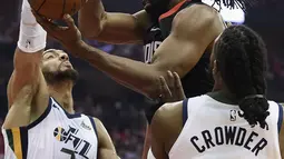 Aksi pemain Houston Rockets, Nene Hilario (tengah) melewati kepungan dua pemain Utah Jazz pada playoff game kedua NBA basketball di Toyota Center, Houston, (2/5/2018). Utah Jazz menang 116-108. (AP/Eric Christian Smith)
