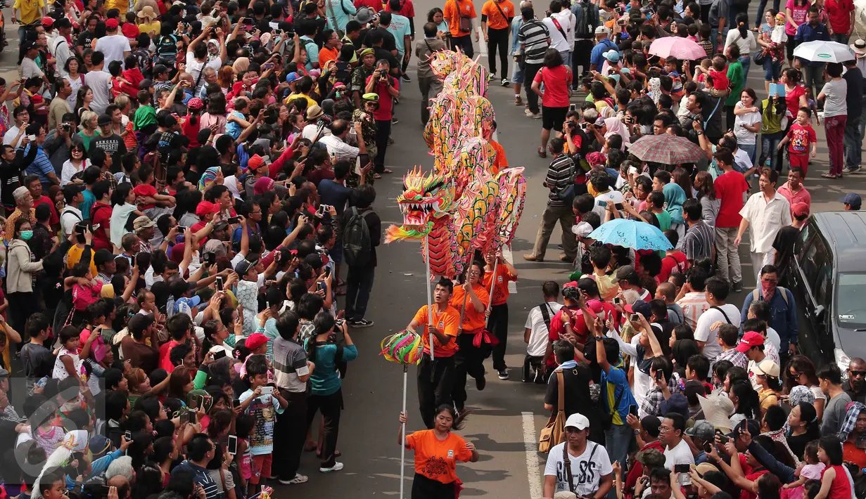 Peserta melakukan atraksi liong pada karnaval perayaan Cap Go Meh di Glodok, Jakarta, Minggu (21/2). Perayaan yang merupakan rangkaian terakhir masa perayaan Imlek itu diikuti 1477 peserta dengan menampilkan berbagai kesenian. (Liputan6.com/Angga Yuniar)