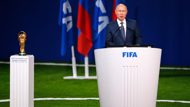 Trofi Piala Dunia ditampilkan dalam Kongres FIFA di Moskow, Rusia, Rabu (13/6). Sebagian pengamat memprediksi Maroko akan gagal untuk menjadi tuan rumah Piala Dunia 2026. (AP Photo/Pavel Golovkin)