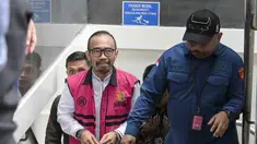 Mantan Direktur Utama PT Pertamina Patra Niaga, Riva Siahaan (kiri), dikawal menuju ke ruang sidang untuk mendengar pembacaan vonis oleh majelis hakim Pengadilan Tindak Pidana Korupsi, Jakarta, Kamis (26/2/2026). (BAY ISMOYO/AFP)