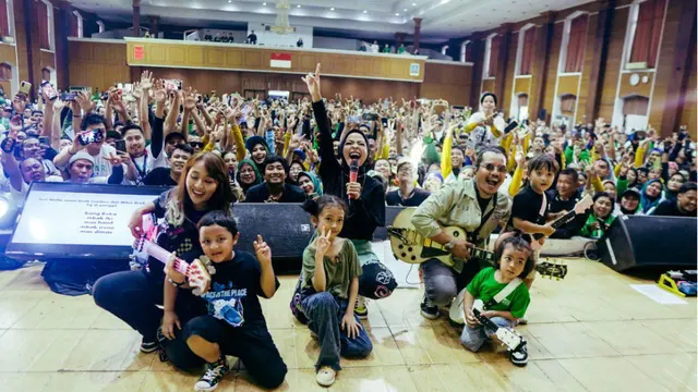 Kotak manggung di acara Hajatan bertepatan dengan perayaan Hari Ibu di Cijantung, Jakarta, Kamis (22/12/2022). (Foto: Dok. Grab Indonesia)