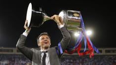 Pelatih Barcelona, Luis Enrique, mengangkat trofi Copa Del Rey usai mengalahkan Alaves pada laga final di Stadion Vicente Calderon, Madrid, Sabtu (27/5/2017). Barcelona menang 3-1 atas Alaves. (AP/Daniel Ochoa)