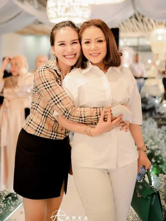 <p>Sedangkan penyanyi dangdut Kristina tampil serba putih dari atasan kemeja hingga celannya. Ia puj membawa tas Hermes warna hijau. @arka_photographyy</p>