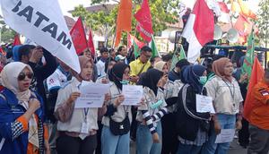 Para buruh di Batam turun ke jalan menuntut pencabutan UU Cipta Kerja. Foto: liputan6.com/ajang nurdin&nbsp;