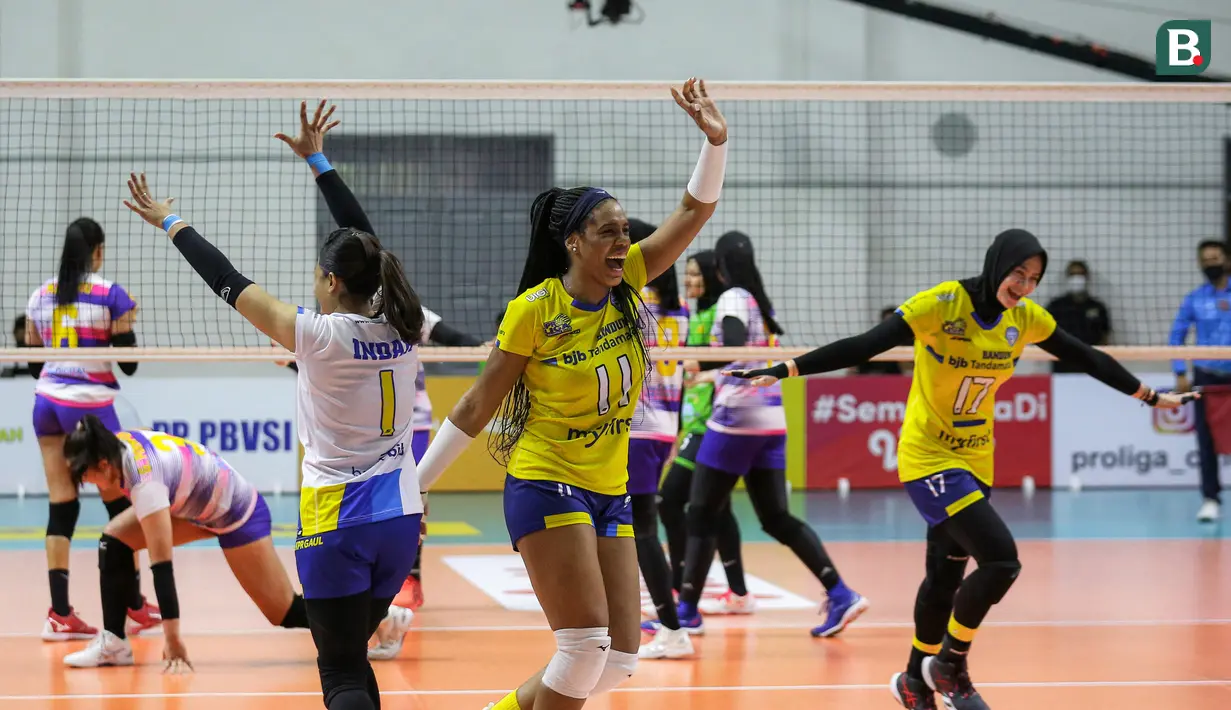 Kemenangan tersebut merupakan yang kedua bagi Bank bjb setelah sebelumnya mengalahkan Gresik Petrokimia Pupuk Indonesia di babak final four ini. (Bola.com/Bagaskara Lazuardi)