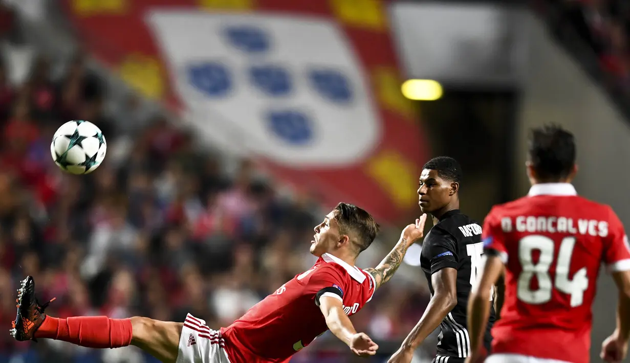 Bek Benfica, Grimaldo Garcia, menendang bola saat pertandingan melawan Manchester United pada laga Liga Champions di Stadion Luz, Kamis (19/10/2017). Manchester United menang 1-0 atas Benfica. (AFP/Patricia De Melo Moreira)