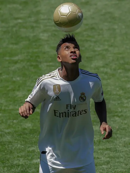 Penyerang Real Madrid Rodrygo Goes memainkan bola saat dirinya diperkenalkan secara resmi di Stadion Santiago Bernabeu, Madrid, Spanyol, Selasa (18/6/2019). Pemain asal Brasil tersebut secara resmi telah bergabung dengan Real Madrid. (AP Photo/Manu Fernandez)