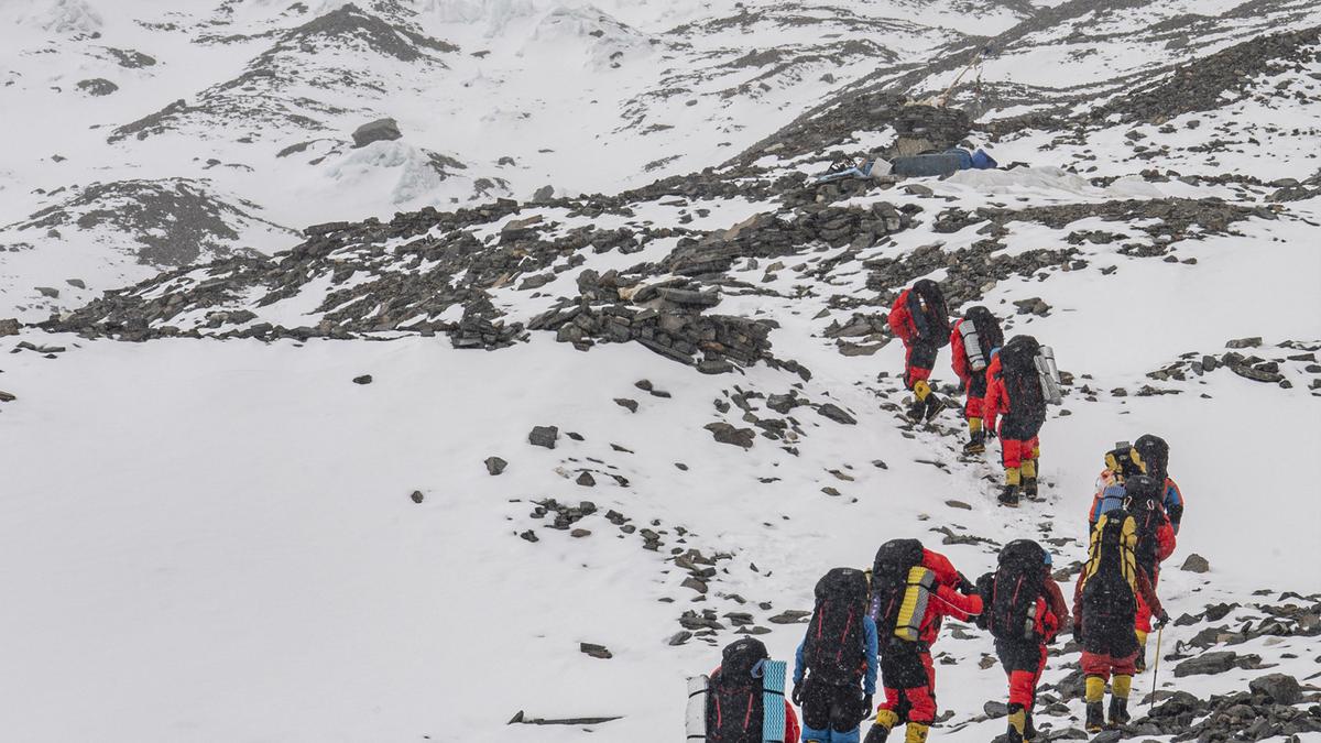 Helikopter Jatuh Saat Coba Menyelamatkan Pendaki yang Terdampar Hujan Salju Lebat di Gunung Everest