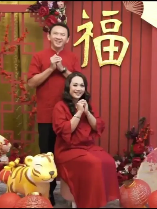 Ahok sendiri mengenakan kemeja cheongsam merah. Ia terlihat gagah dan penuh semangat.