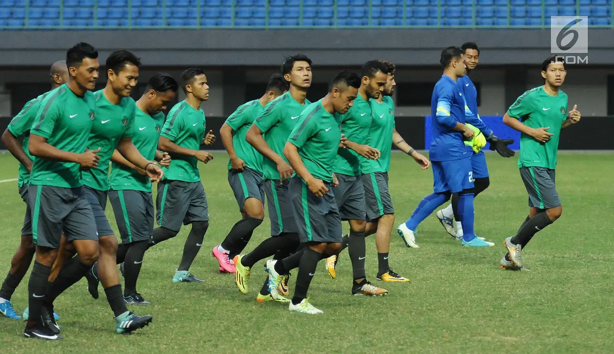 Pemain Timnas Indonesia berlari saat melakukan latihan resmi jelang laga persahabatan dengan Fiji di Stadion Patriot Candrabhaga, Bekasi (1/9). Timnas Indonesia akan melakoni laga melawan Fiji, Sabtu (2/9). (Liputan6.com/Helmi Fithriansyah)