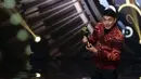 Selanjutnya ada Dimas Aditya yang begitu tampan dengan jas merah bermotifnya saat menerima piala penghargaan kategori Pemeran Pria Terpuji Film Televisi dalam FTVnya yang berjudul Bukan Tanah Air Beta. (Deki Prayoga/Bintang.com)