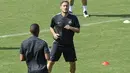 Penyerang AS Roma, Francesco Totti melakukan pemanasan saat sesi latihan di Trigoria, Roma, Italia (15/9/2015). AS Roma akan menantang Barcelona di leg pertama penyisihan Grup E Liga Champions. (AFP PHOTO/ANDREAS Solaro)