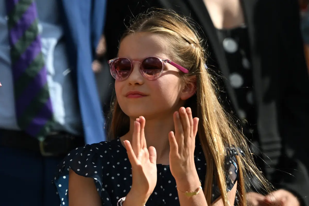 Gaya Chic Putri Charlotte bak Sosialita Cilik. Dampingi Kate Middleton Hadiri Final Wimbledon 2024
