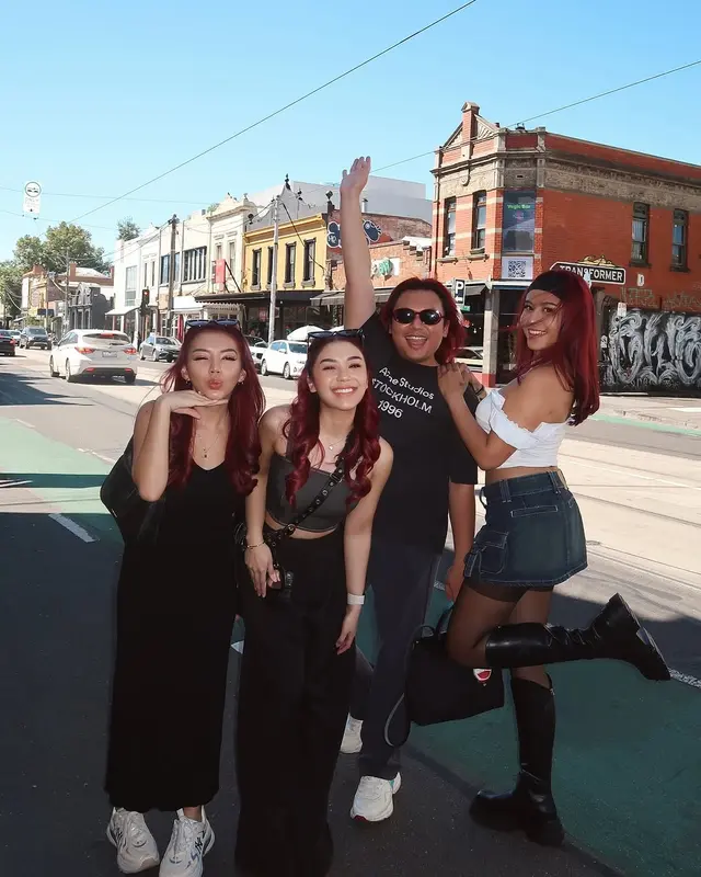 2. Kompak dengan Rambut Merah yang Senada