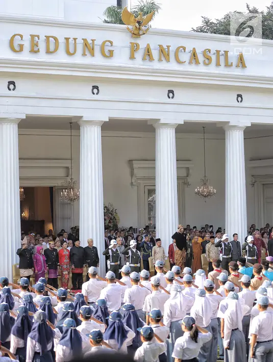 Suasana saat Presiden Joko Widodo melakukan hormat saat memimpin langsung upacara Hari Lahir Pancasila di Gedung Pancasila, Jakarta Pusat, Jumat (1/6). (Liputan6.com/Faizal Fanani)