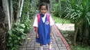 Angeline saat mengenakan seragam berwarna biru. Dalam fanpage di Facebook foto ini tertuliskan kalimat “Manisnya Adikku” (Facebook.com/Find Angeline - Bali's Missing Child)