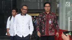 Mantan Ketua KPK Abraham Samad dan juru bicara KPK Febri Diansyah berjalan keluar usai melakukan pertemuan di Gedung KPK, Jakarta, Jumat (3/5/2019). Kedatangan Abraham bersama Koalisi Masyarakat Sipil Antikorupsi untuk membahas berbagai masalah yang menyangkut intrenal KPK. (merdeka.com/Dwi Narwoko)