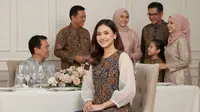 Model Blouse Batik Kombinasi Organza Lengan Bishop untuk Pesta Keluarga. Gemini