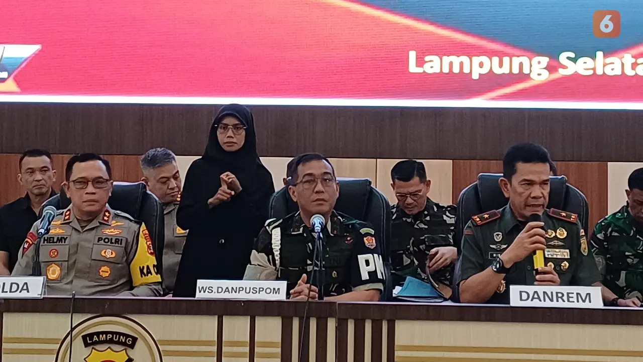 TNI-Polri jumpa pers pengungkapan kasus penembakan 3 anggota polisi yang dilakukan oleh dua oknum anggota TNI saat menggerebek lokasi judi sabung ayam di Mapolda Lampung. Foto : (Liputan6.com/Ardi).