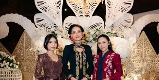 Rachel Vennya dan Fuji Utami nampak hadiri acara Tedak Sinten putra Erika Carlina. Keduanya terlihat kenakan kebaya dengan gaya yang berbeda [@rachelvennya]