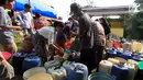 Warga antre mendapatkan bantuan air bersih dari Keluarga Besar Masyarakat Banten di Desa Ridomanah, Cibarusah, Bekasi, Jawa Barat, Rabu (3/7/2019). Krisis air akibat musim kemarau tersebut  menyebabkan warga mengalami kesulitan air untuk memenuhi kebutuhan sehari-hari. (merdeka.com/Arie Basuki)