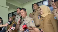Penjabat (Pj) Gubernur DKI Jakarta Teguh Setyabudi, meninjau pemeriksaan kesehatan gratis bagi masyarakat yang ulang tahun di Puskesmas Pulogadung, Jakarta Timur, Senin (10/2/2025). (Winda Nelfira).