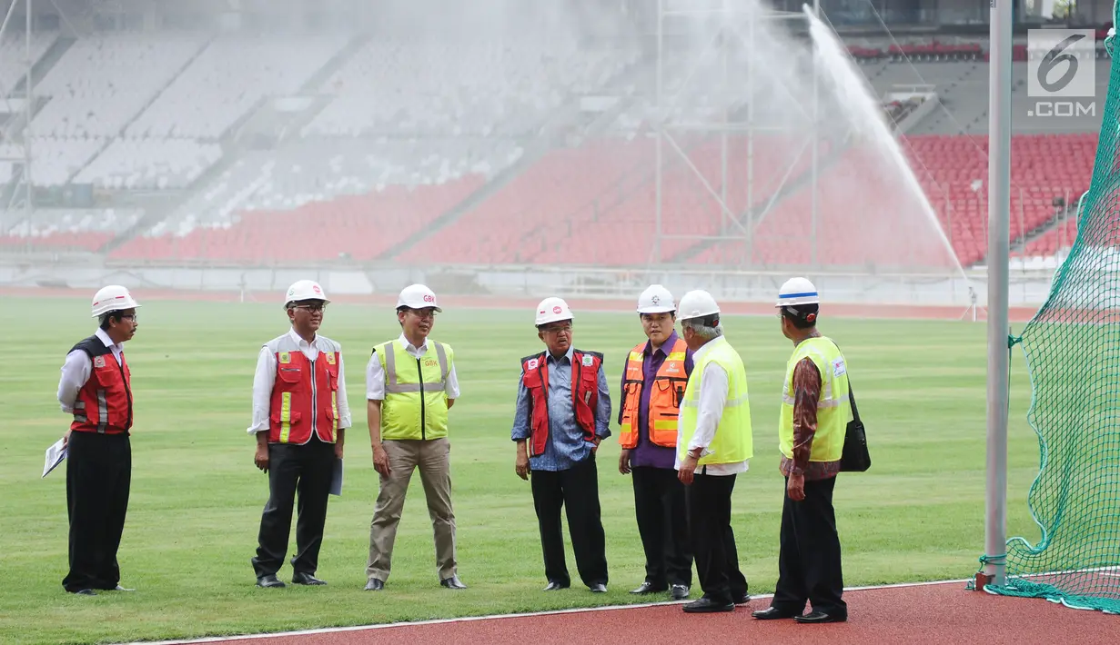 Wapres Jusuf Kalla (tengah) saat meninjau progres renovasi Stadion Utama GBK, Jakarta, Selasa (3/10). Wapres Jusuf Kalla juga meninjau progres renovasi venue yang ada di Kawasan Gelora Bung Karno. (Liputan6.com/Helmi Fithriansyah)