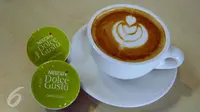 Barista membuat latte art di secangkir cappuccino, (30/3). (Liputan6.com/Gempur M Surya)
