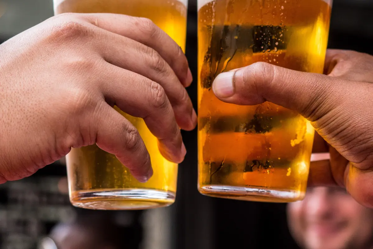 ilustrasi mengonsumsi alkohol membuat susah tidur/pexels